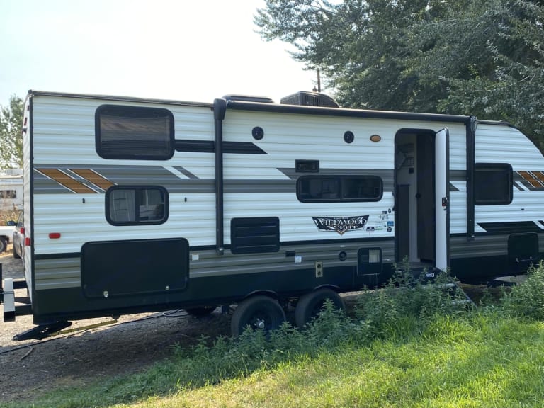 26 Sherriana RVs--Dexter--outside